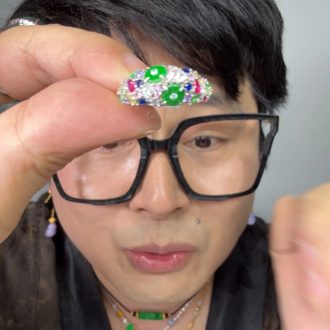 翡翠未镶嵌颈饰一件