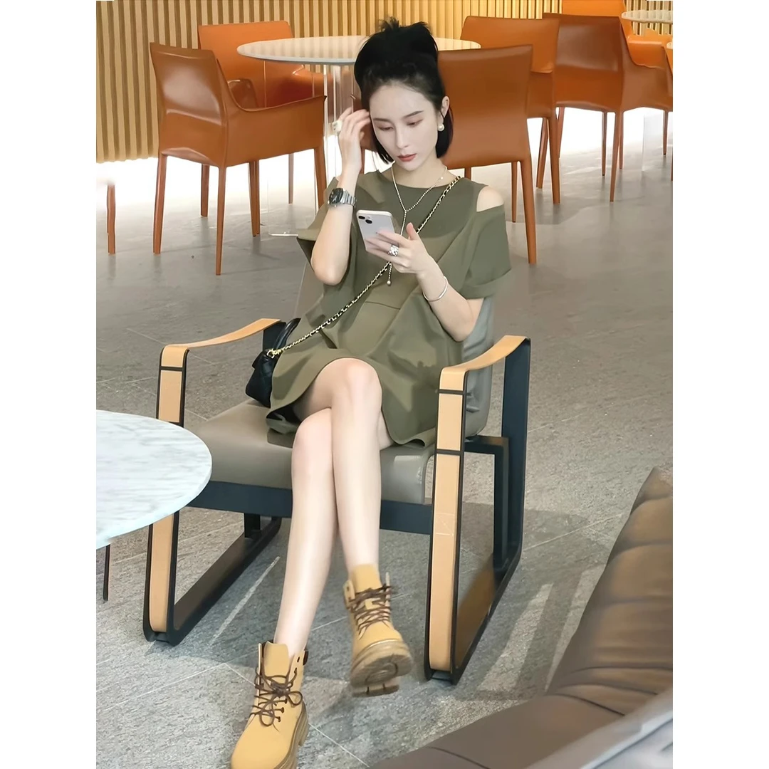 露肩连衣裙女夏季2025欧货直筒裙气质设计感卫衣休闲显瘦a字t恤裙