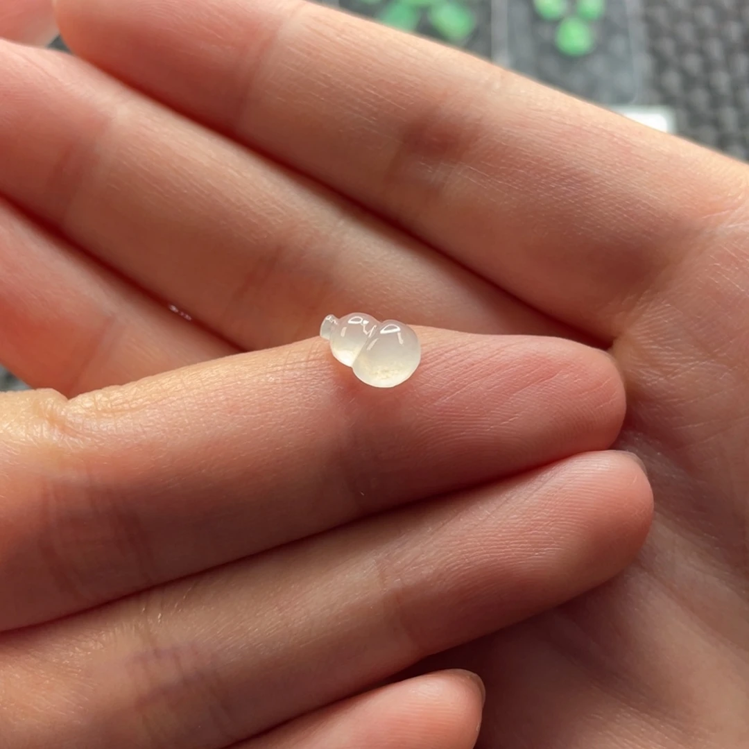 翡翠未镶嵌颈饰葫芦