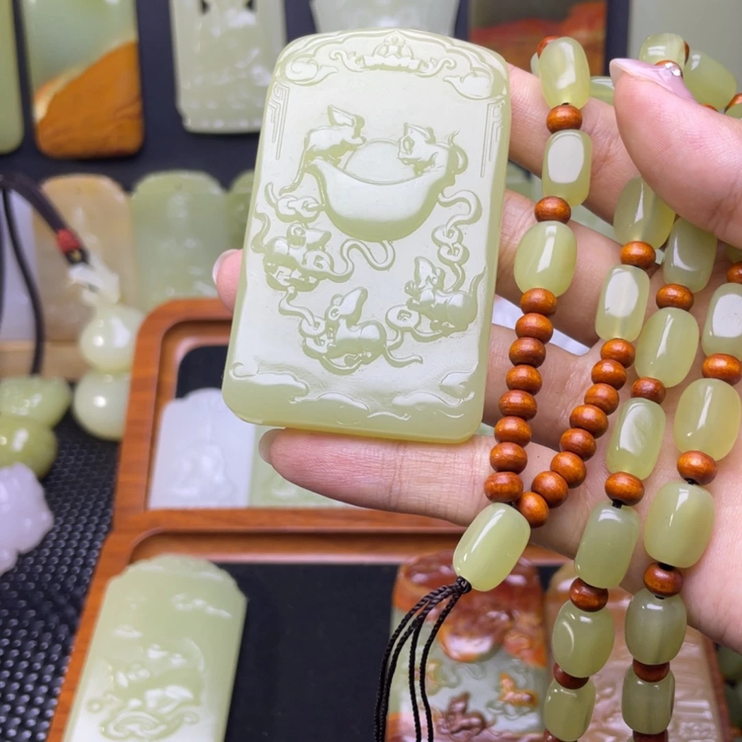 海*王昆仑山料鼠牌吊坠