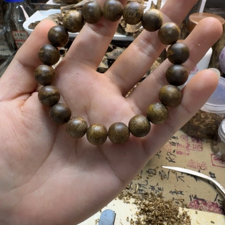 王***黍绿奇楠金沙叶1.1单圈手串10克