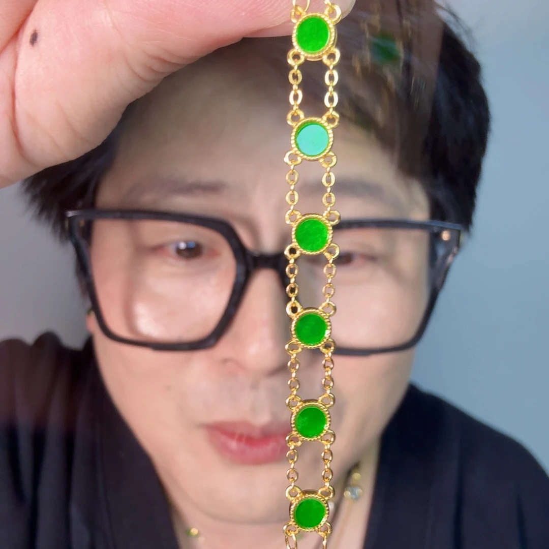 翡翠未镶嵌颈饰一件