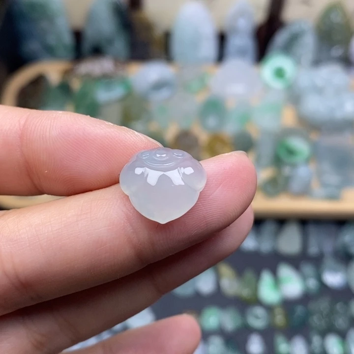 翡翠未镶嵌颈饰如意锁