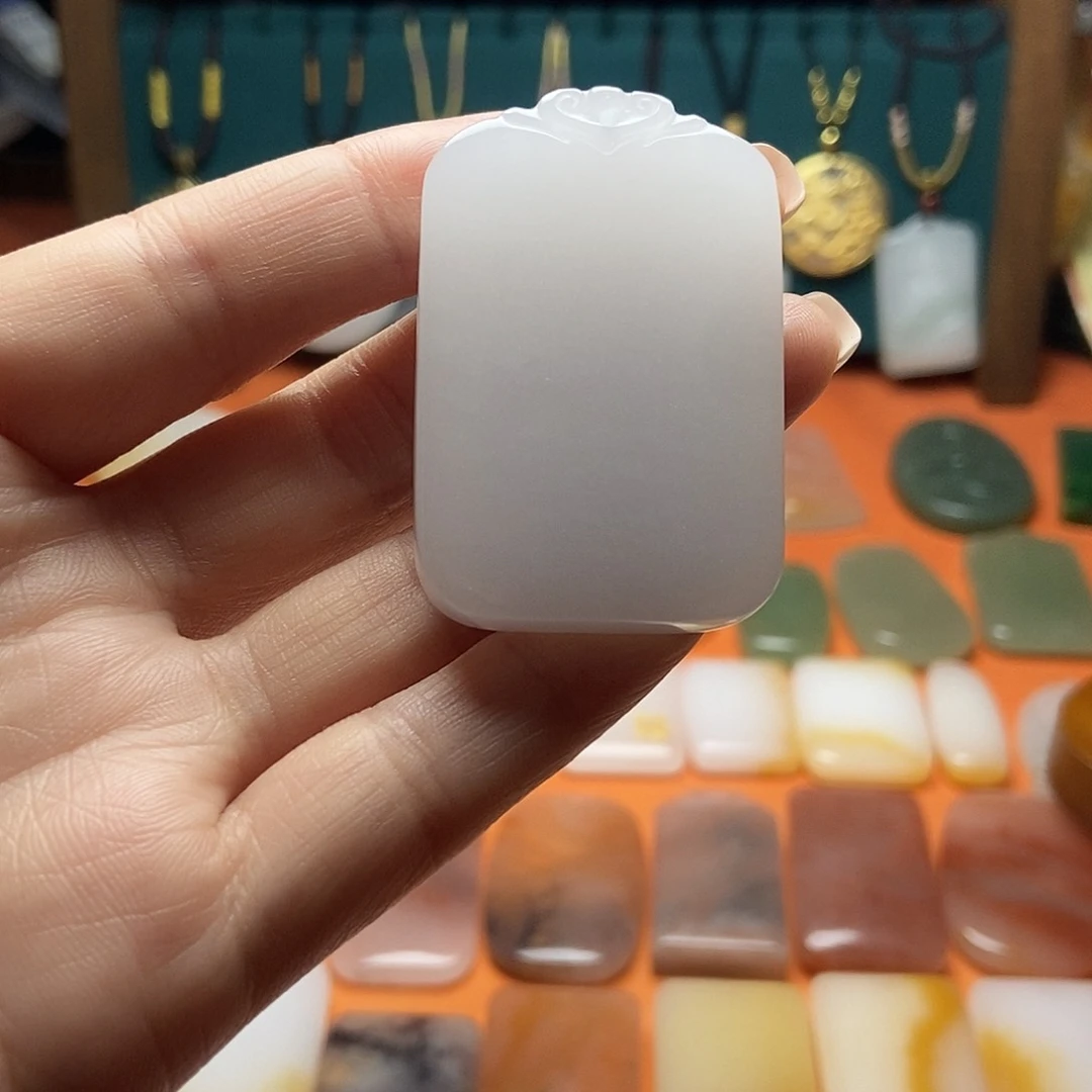 颈饰未镶嵌石英质玉