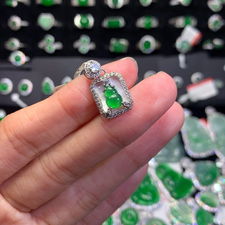 【闪购商品】翡翠颈饰银S925镶嵌天然翡翠