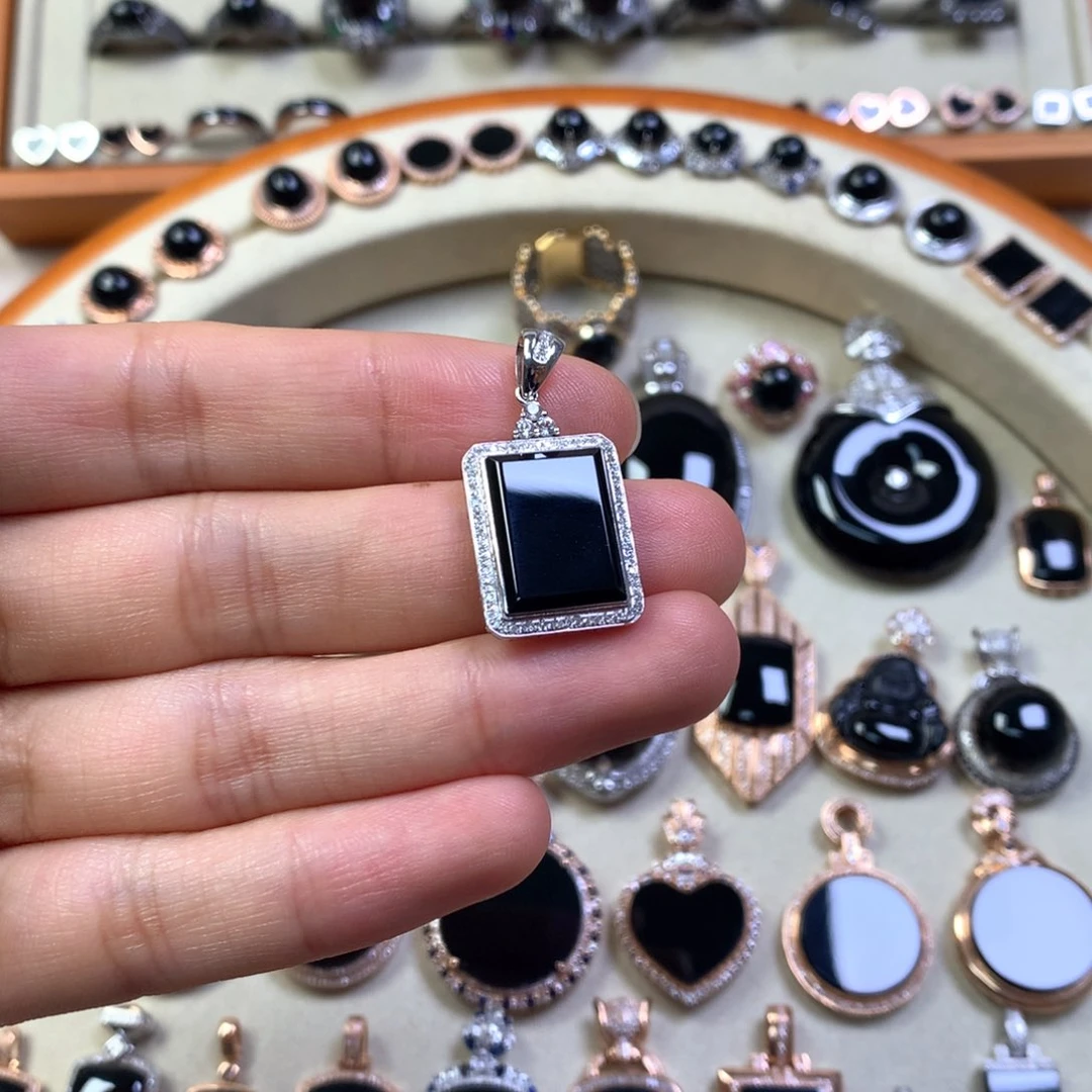 颈饰18K金镶嵌翡翠