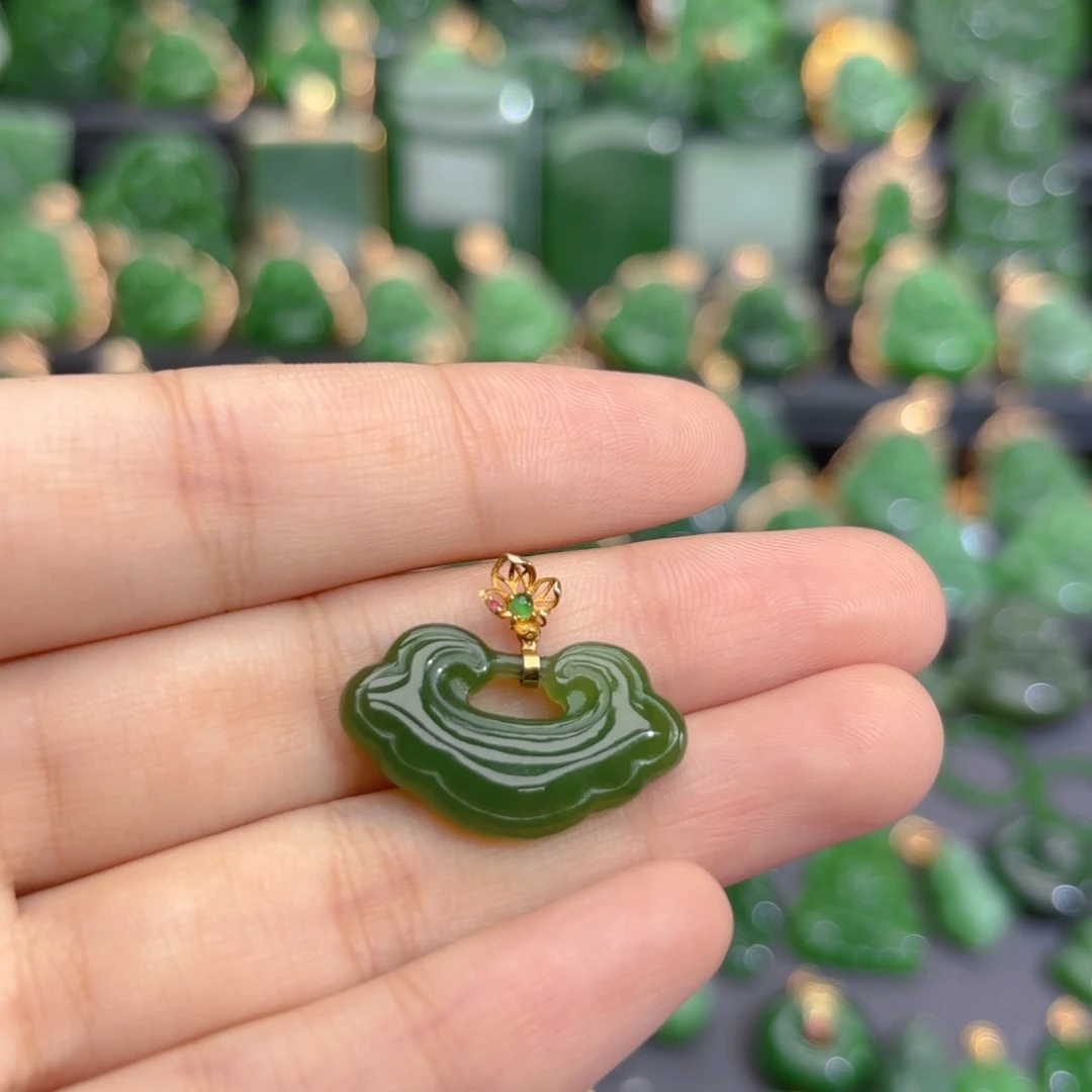 颈饰18K金镶嵌和田玉（碧玉）