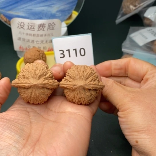 文玩核桃把件小****！41.5绣球3110