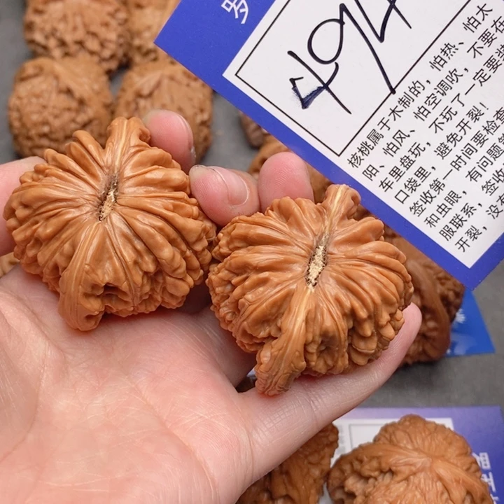 桃核把件L****力47四座楼494号牌