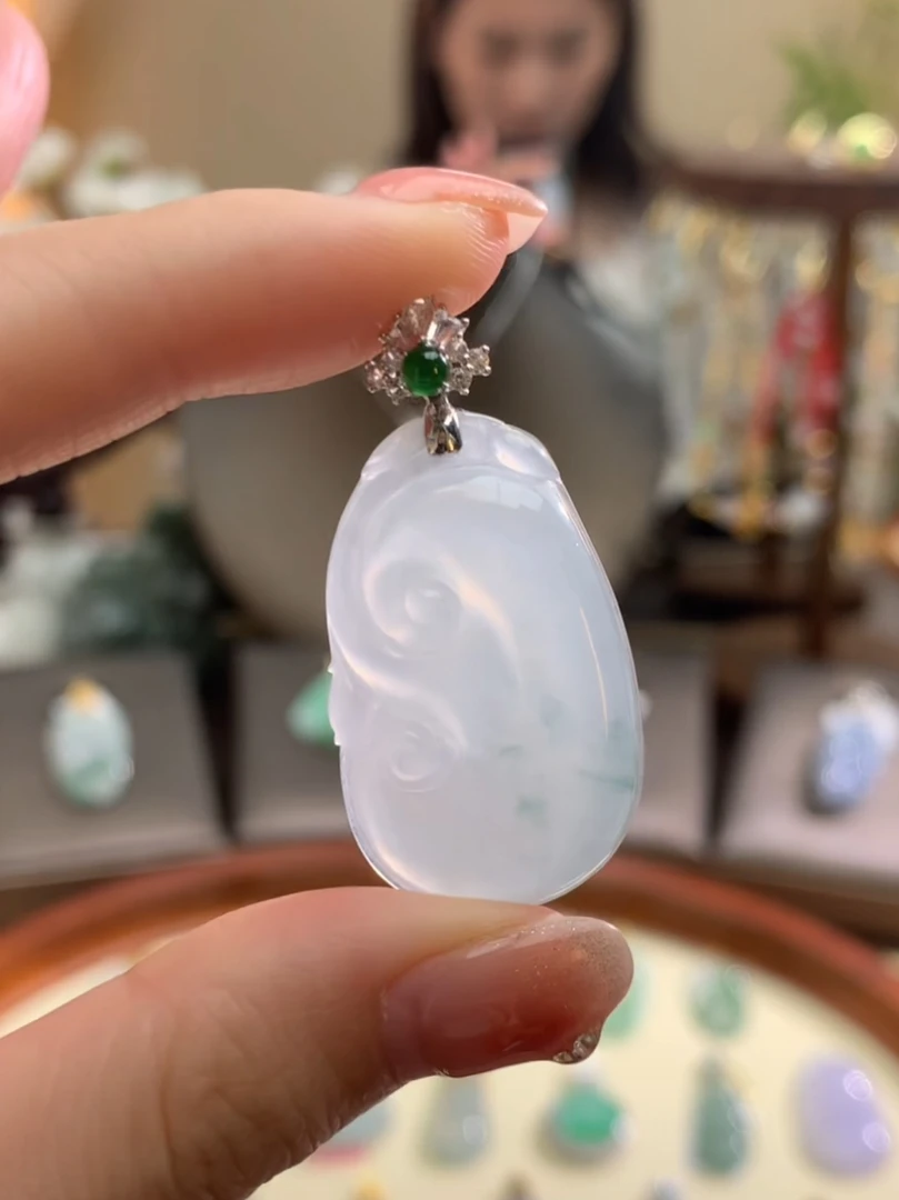 天然A货翡翠吊坠