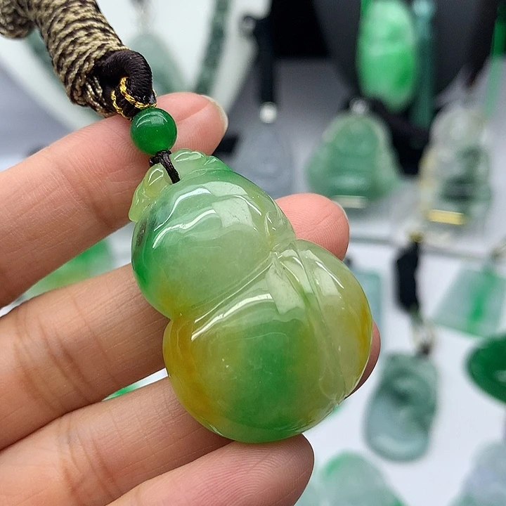 翡翠未镶嵌吊坠(赠链)