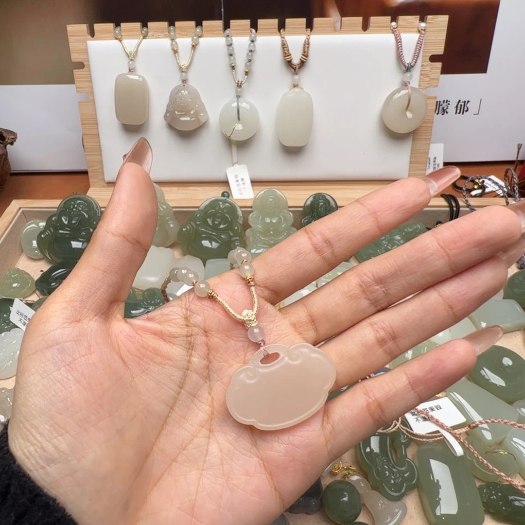 刘***汐和田玉未镶嵌颈饰
