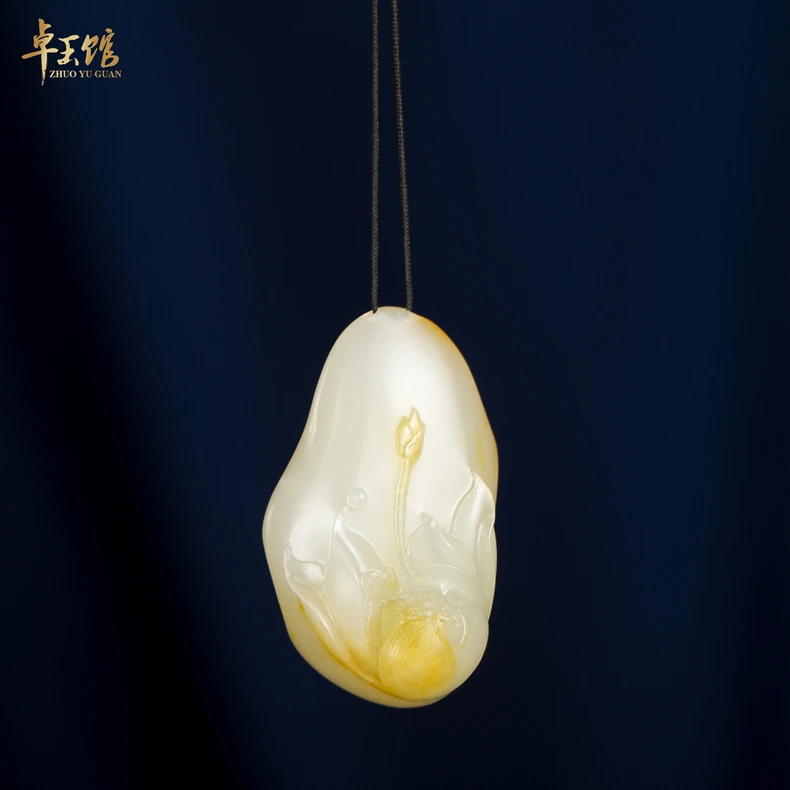 【卓玉馆】荷韵 和田白玉黄皮独颗荷花吊坠挂件 苏工名家