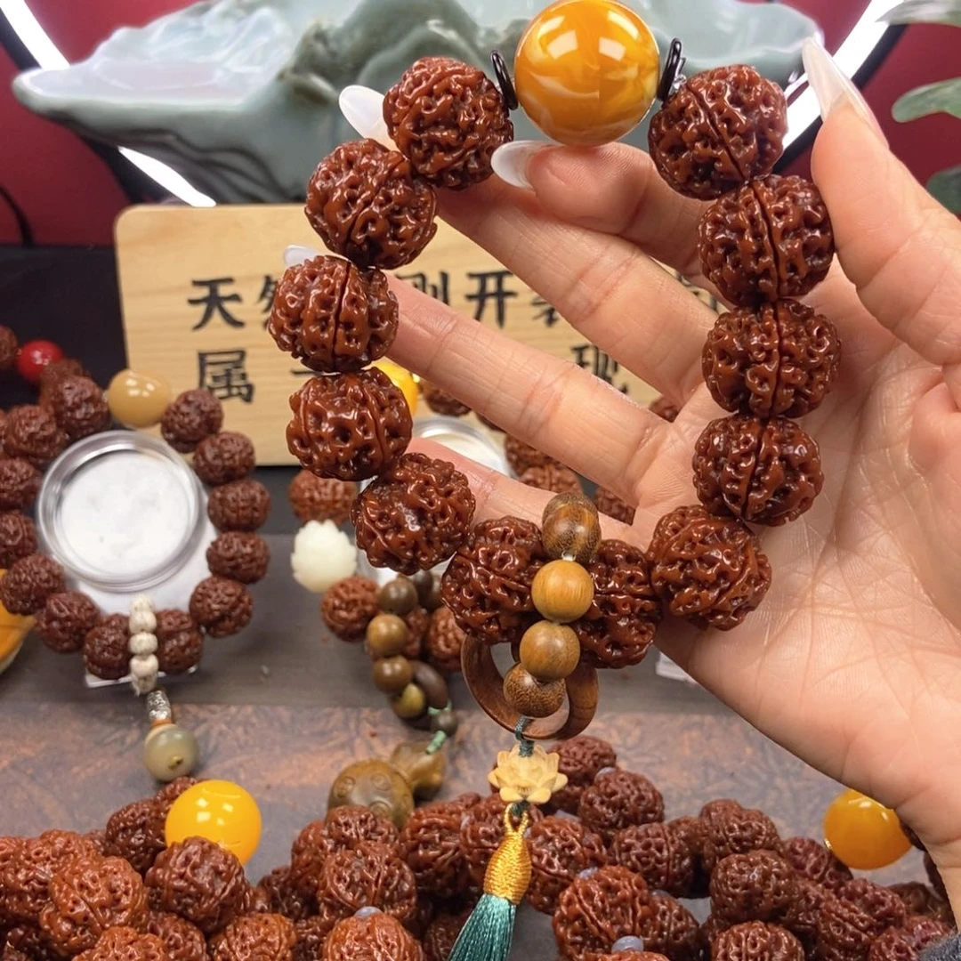 金刚菩提吊坠524手持18颗。