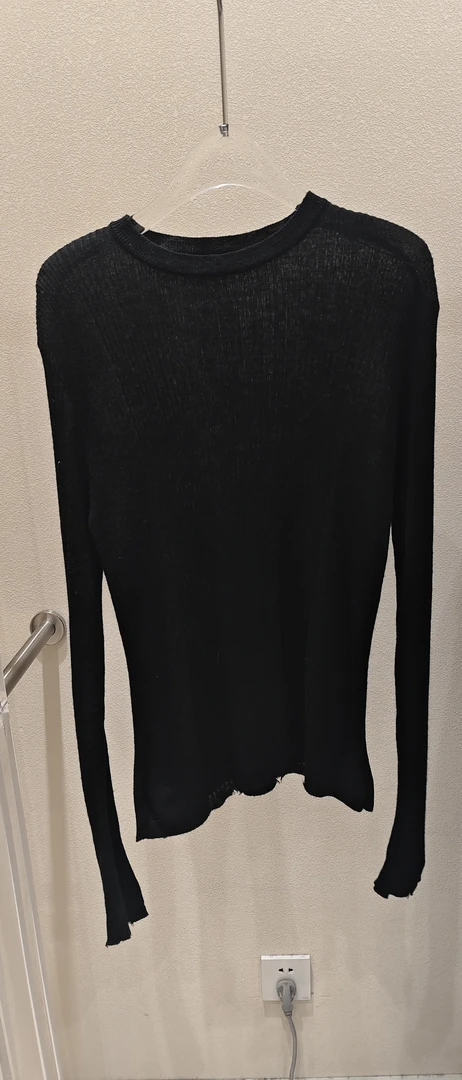 黑色圆领针织打底衫