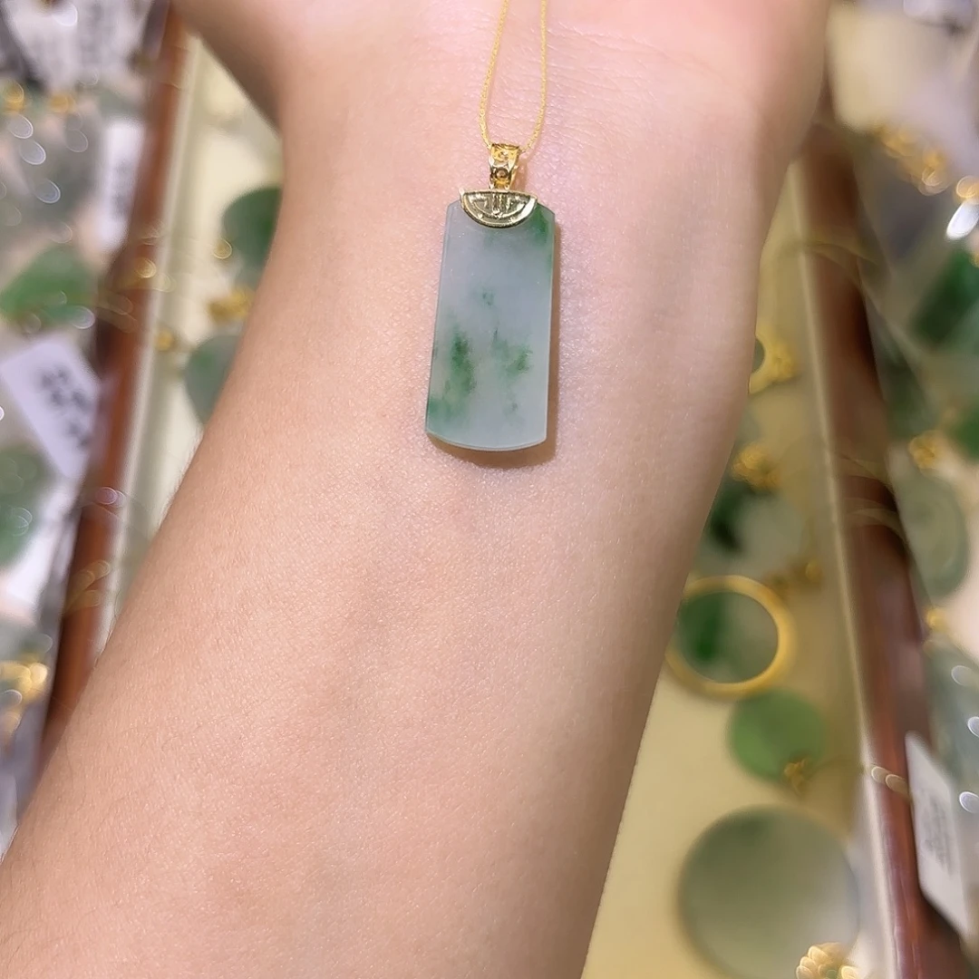 翡翠18K金镶嵌颈饰无事牌