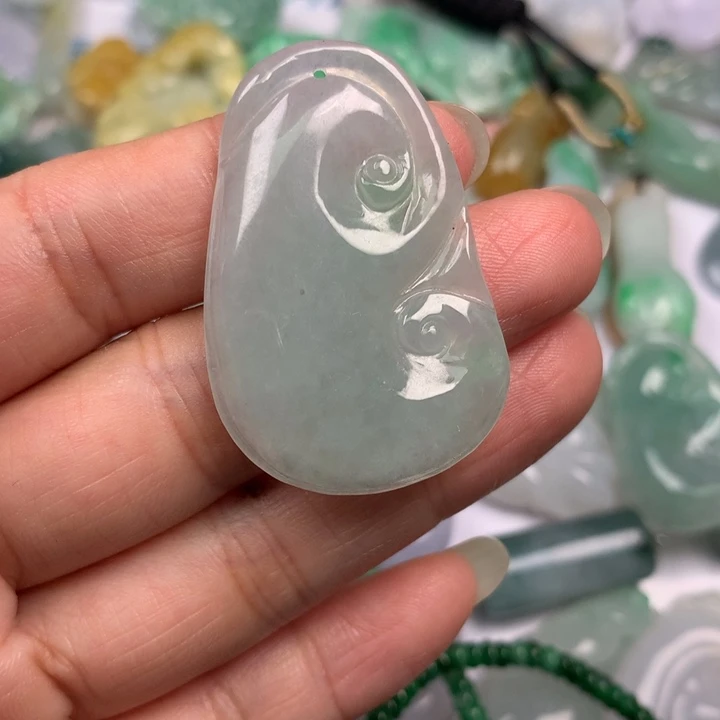 冬***恋翡翠未镶嵌颈饰翡翠