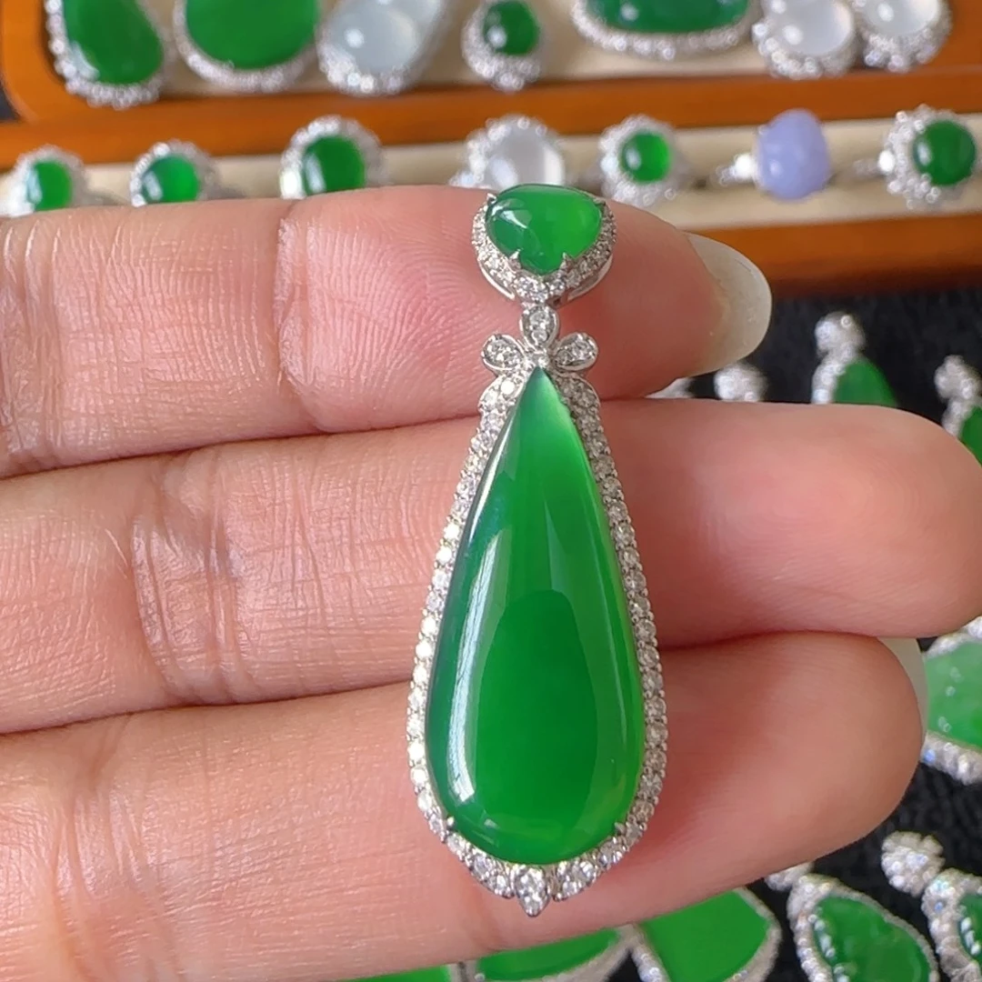 翡翠18K金镶嵌颈饰吊坠