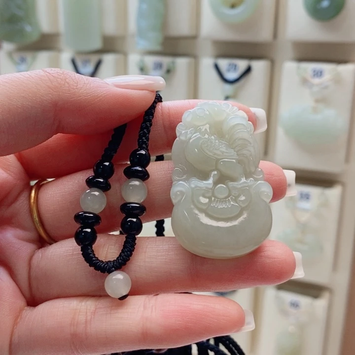 彭***皓和田玉未镶嵌颈饰