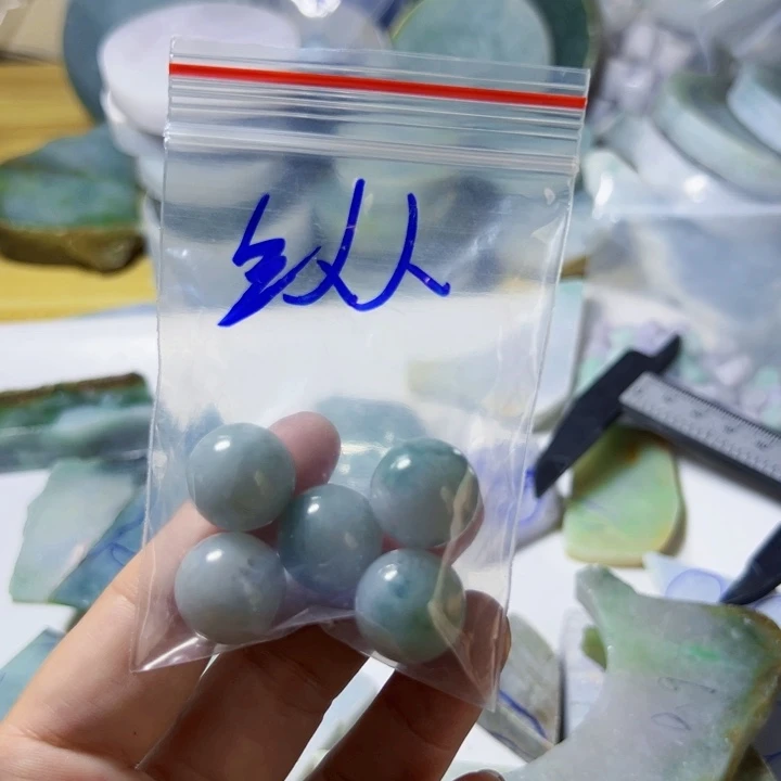 颈饰未镶嵌翡翠纵***：