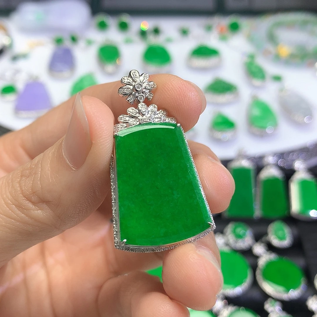 颈饰18K金镶嵌翡翠吊坠