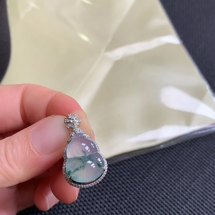 颈饰18K金镶嵌翡翠