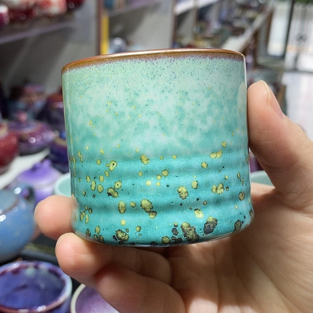 钧瓷瓶身为圆孔的圆圈和