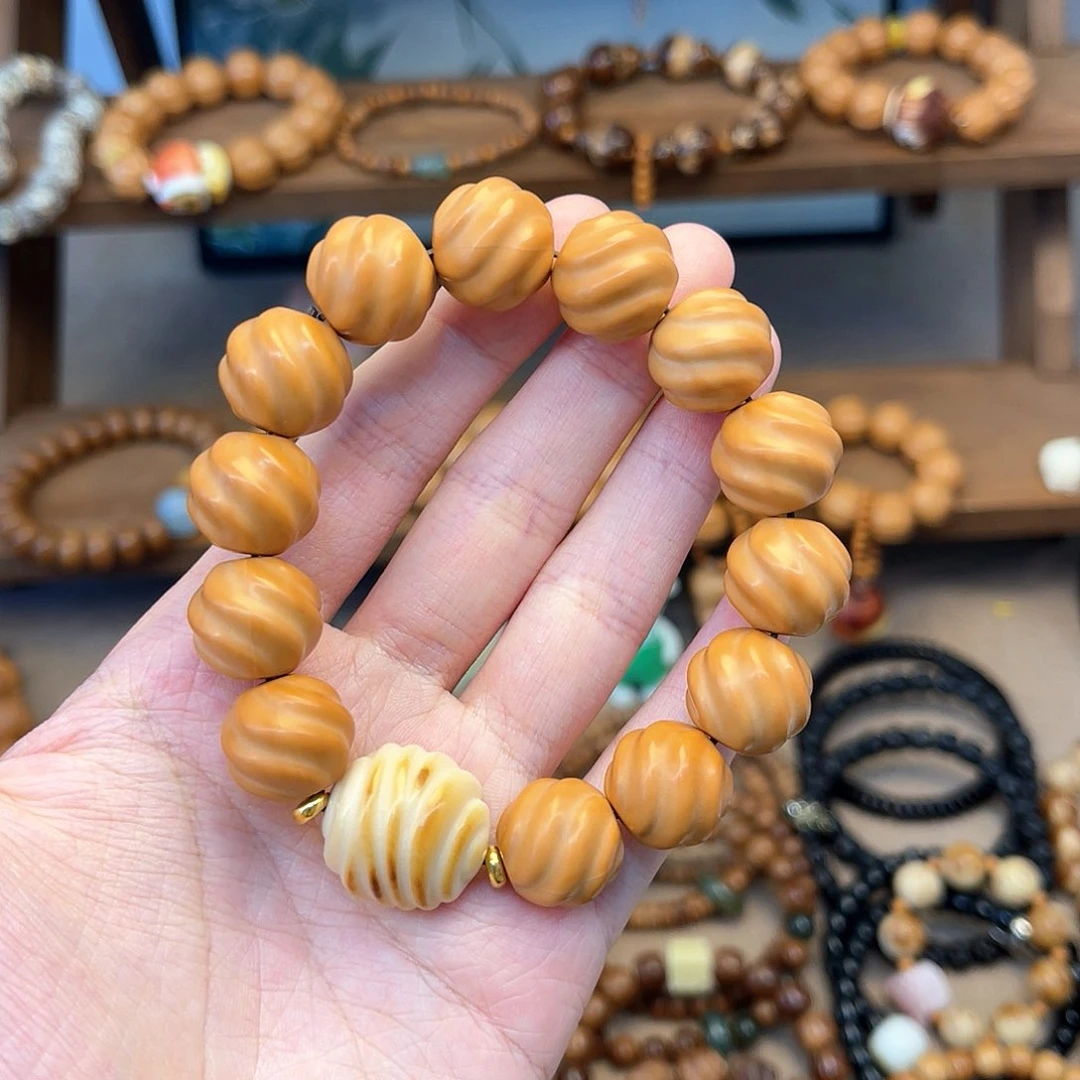 猴头核桃手串S****a搭配面包