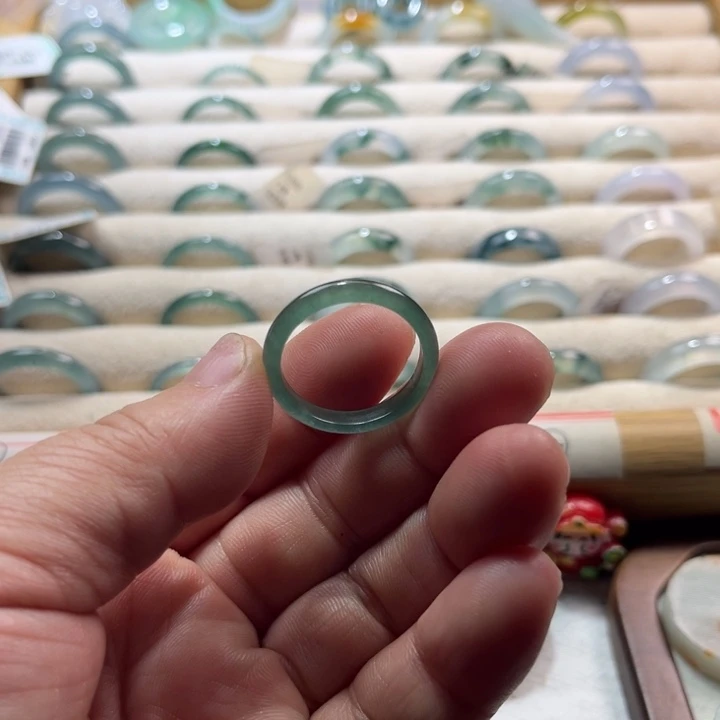 翡翠未镶嵌戒指蓝水