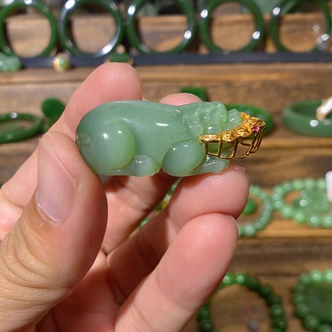 【闪购商品】吊坠(不含链)18K金镶嵌和田玉俄料粉青猫眼貔貅