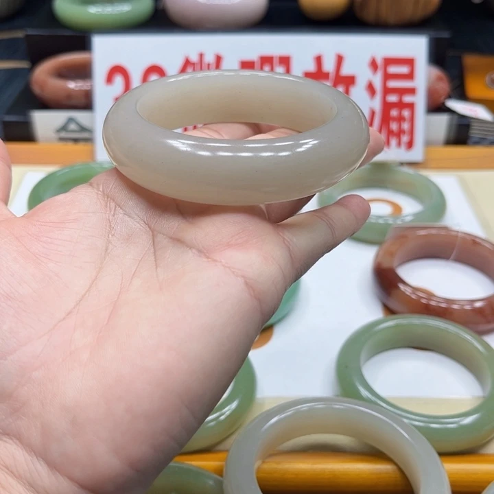 未镶嵌手镯石英质玉L****n