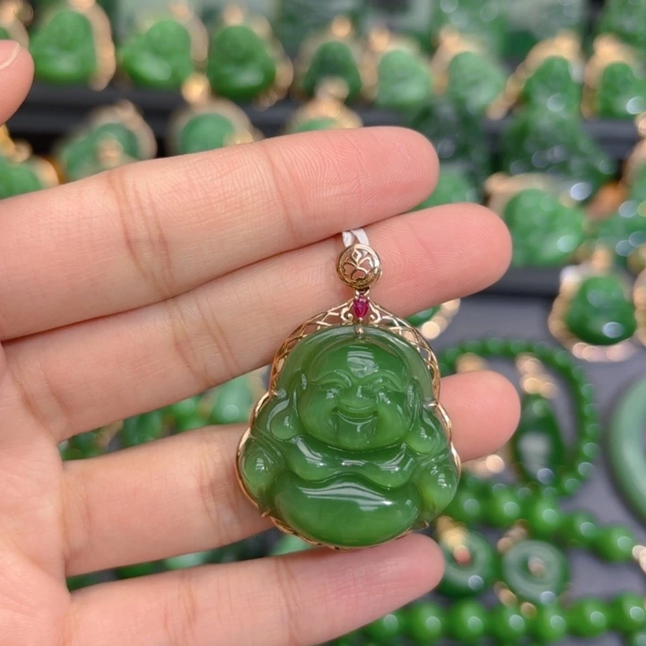 颈饰18K金镶嵌和田玉（碧玉）