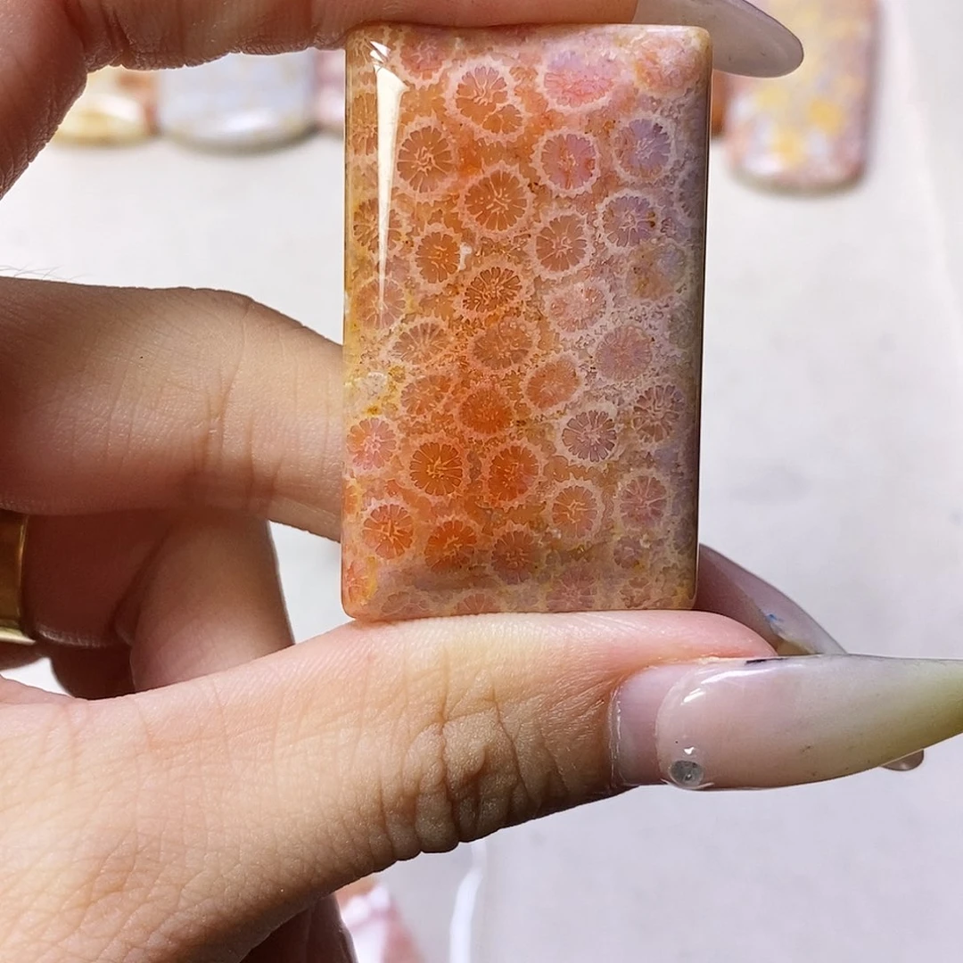 查罗石合金颈饰烟****楼