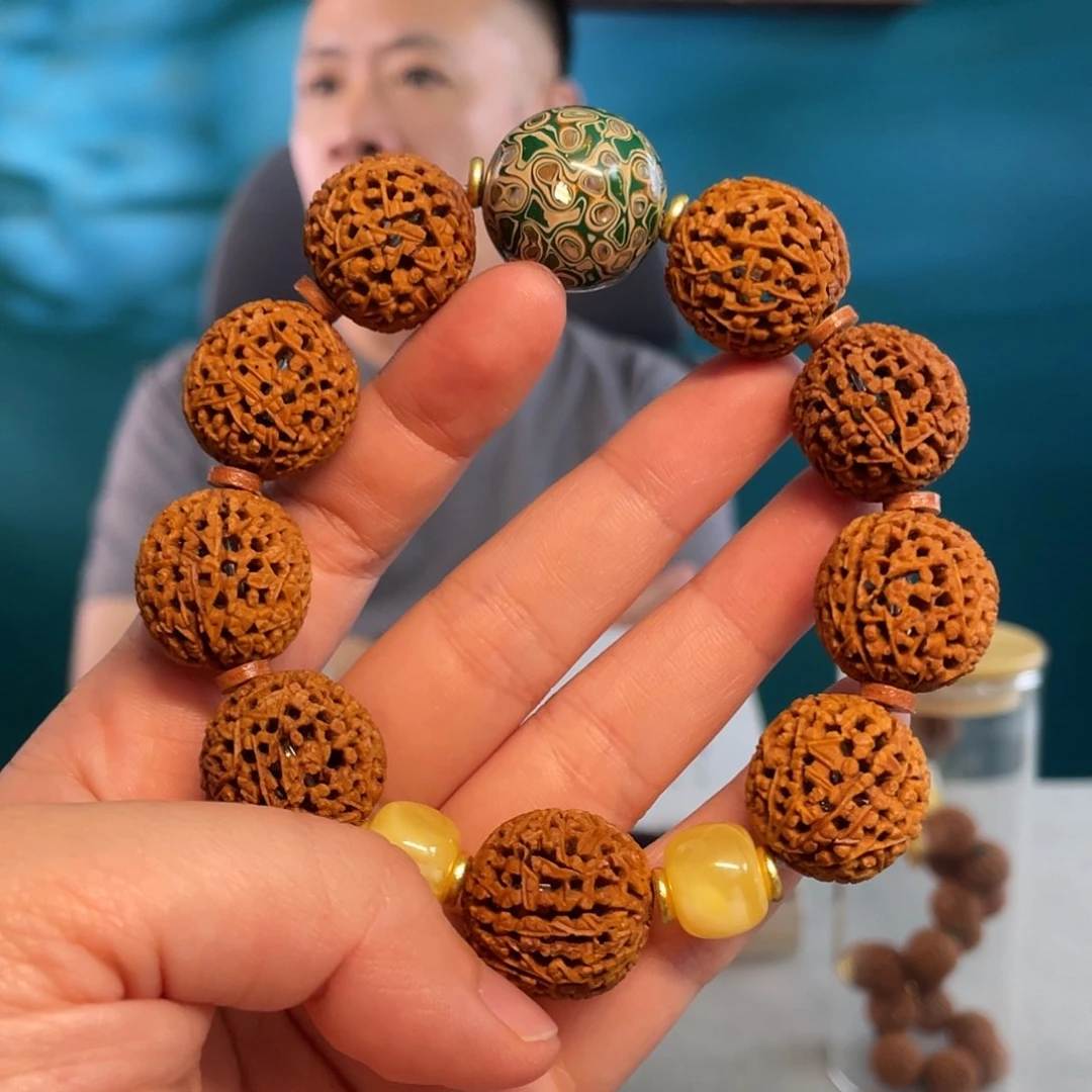 山桃核细密工18人核雕作品