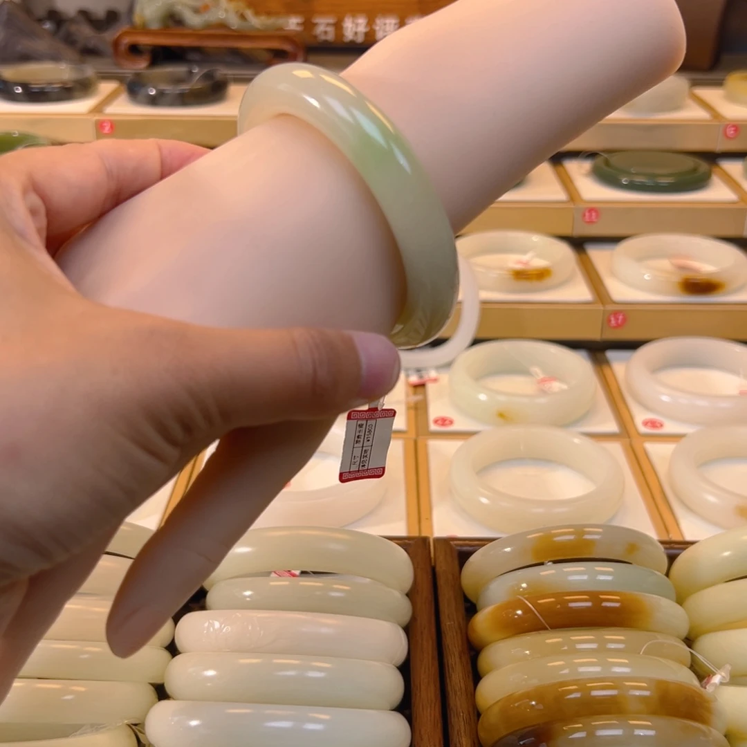 和田玉手镯未镶嵌林**呀