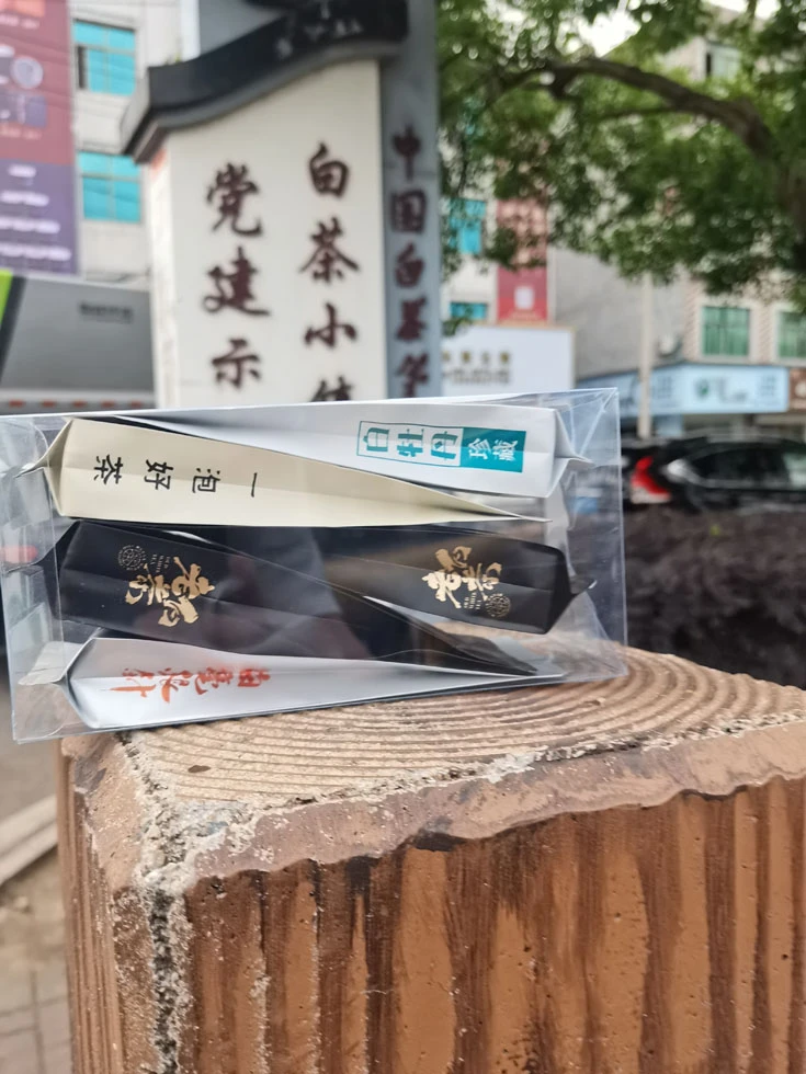 小翁用心结缘茶特级牡丹，白毫银针，抛荒春寿各一泡。老白茶两泡