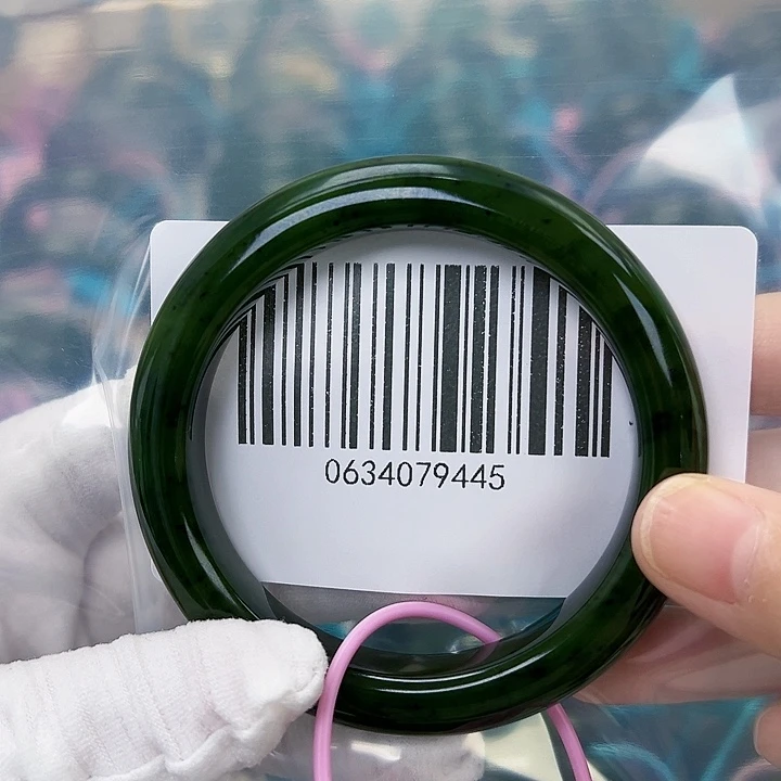 胡***姐和田玉未镶嵌手镯宠粉5657