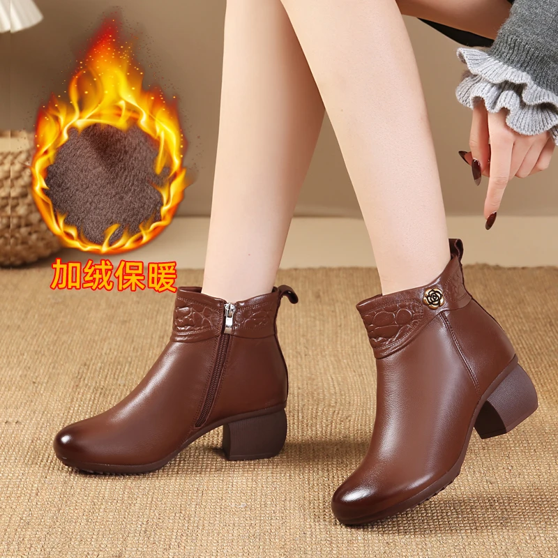 2025新款冬季秋冬新款复古短靴真皮中跟粗跟中老年妈妈鞋加绒棉靴