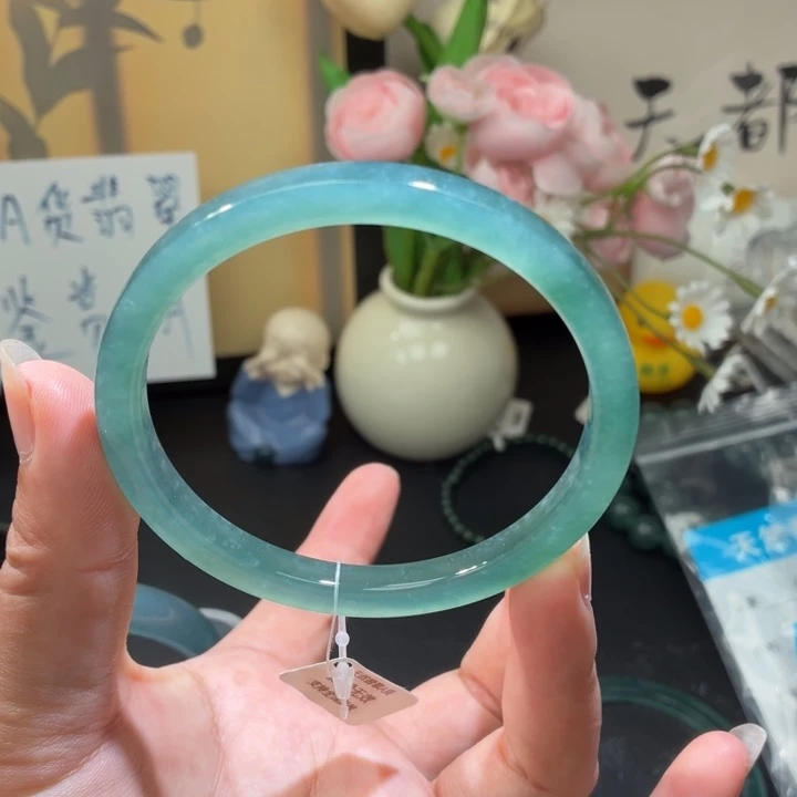 翡翠未镶嵌手镯冰晴绿