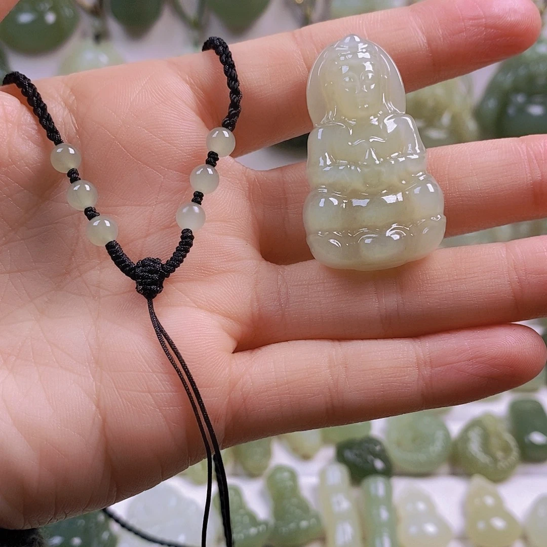 恩***和田玉未镶嵌颈饰