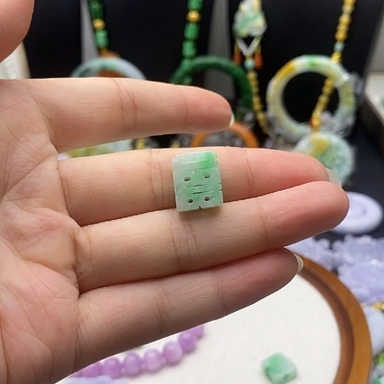 *****翡翠未镶嵌颈饰翡翠吊坠