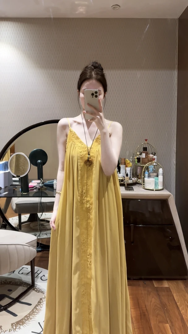 闪闪定制 柠夏 宽松V领度假风宽松洋气蕾丝花边吊带连衣裙女