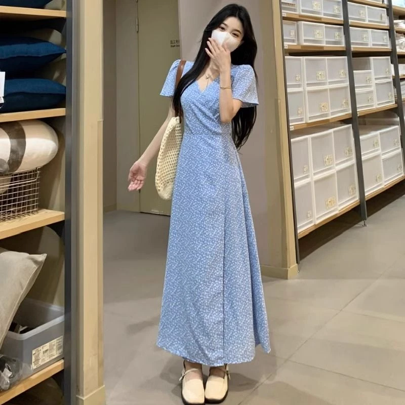 蓝色v领碎花连衣裙子女2025新款秋季法式小个子甜美收腰气质长裙