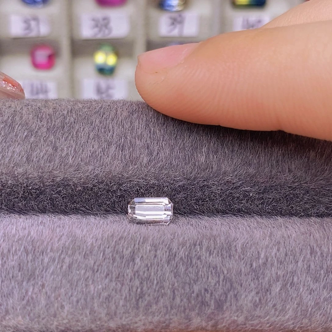 裸石蓝宝石无烧白蓝宝通透明亮火彩好0.83ct/2767号