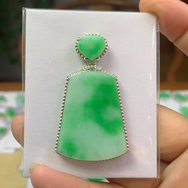 翡翠18K金镶嵌颈饰翡翠吊坠