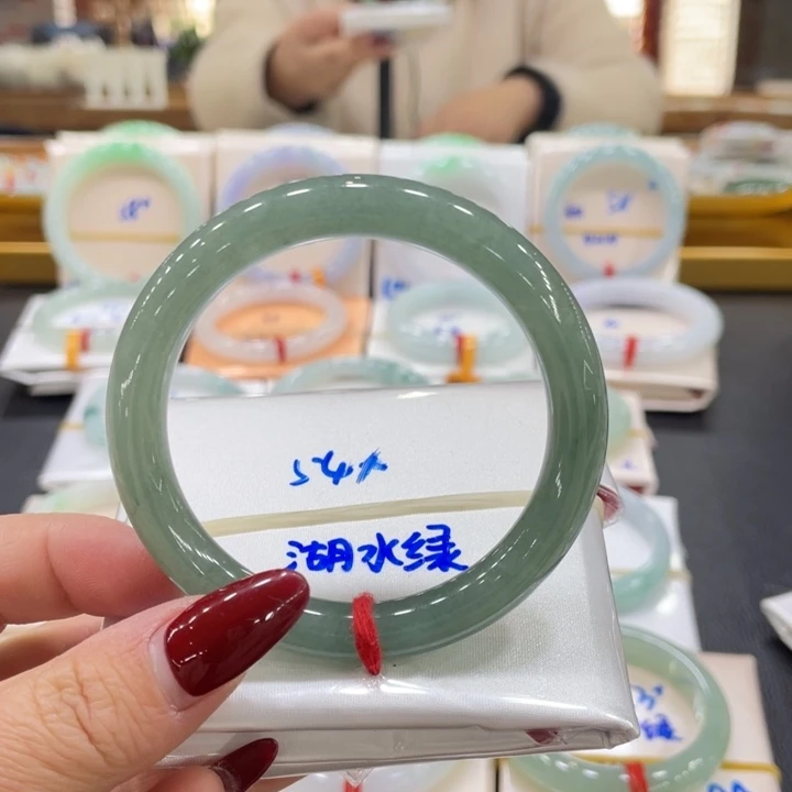翡翠手镯未镶嵌翡翠