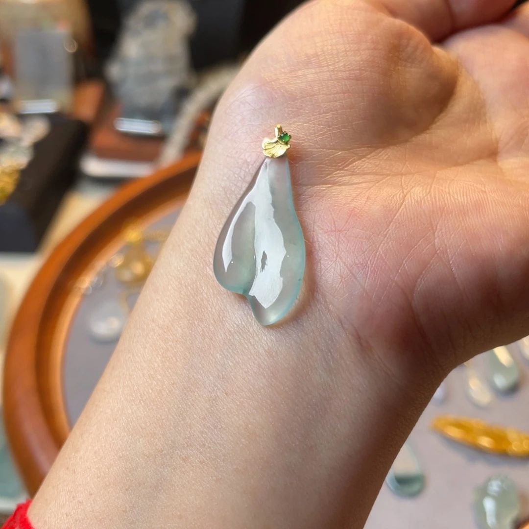 定制翡翠18K金镶嵌小*白冰飘花吊坠