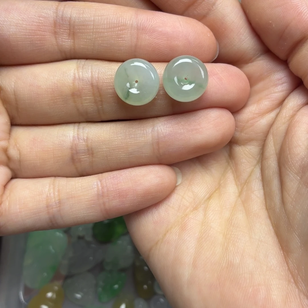 颈饰未镶嵌翡翠飘绿扣