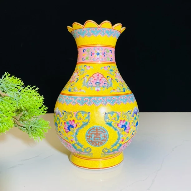 编号133号 珐琅彩纯手绘陶瓷瓶收藏品摆件家居 高21公分
