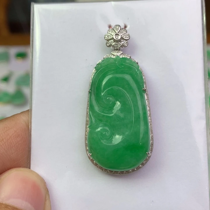 翡翠18K金镶嵌颈饰翡翠